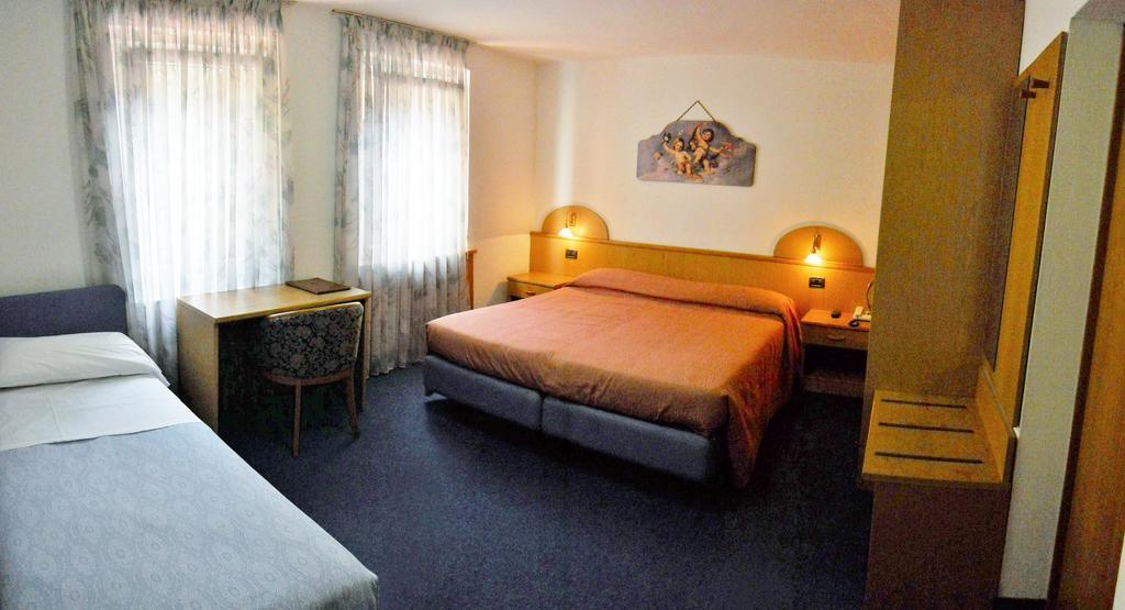 Camera Tripla